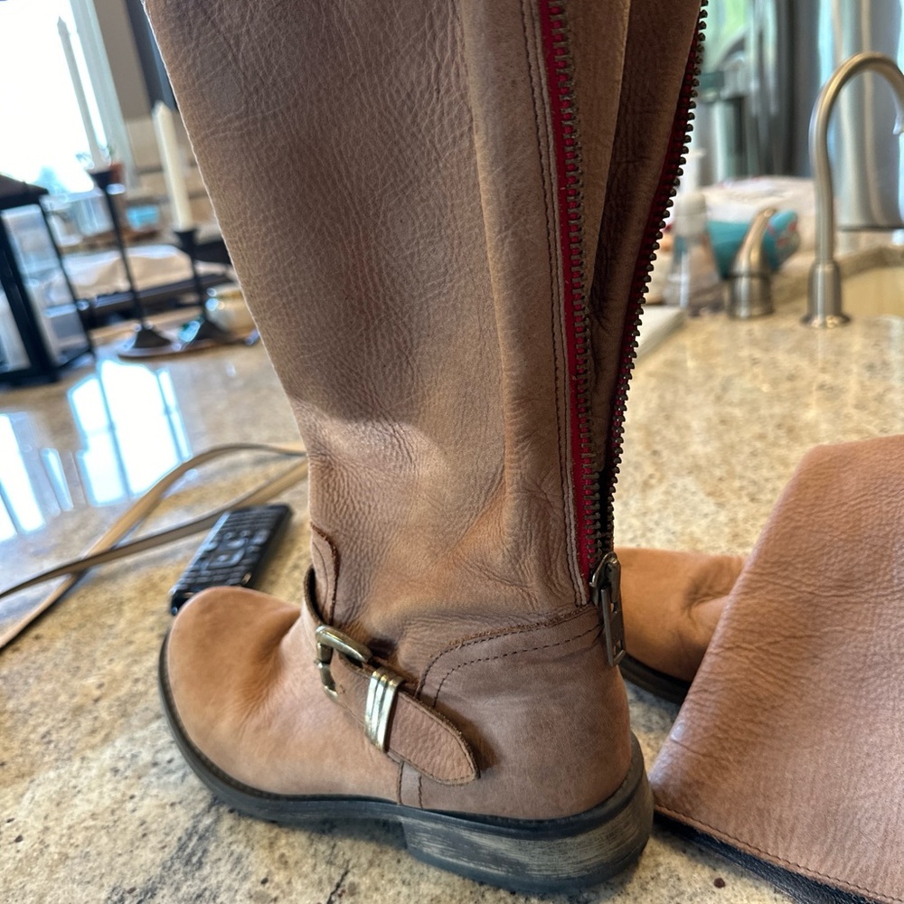 Vintage Steve Madden red zipper boot.  Size 9 - Picture 5 of 7
